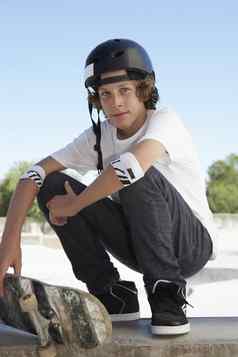 十几岁的男孩滑板滑板公园肖像