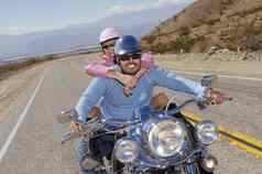 快乐多民族夫妇骑摩托车