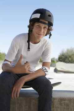 十几岁的男孩滑板滑板公园肖像