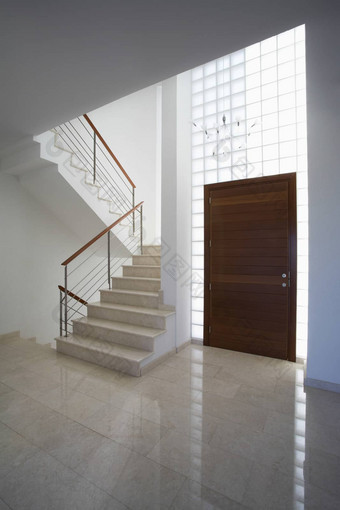 塞浦路斯入口大厅楼梯当代房子