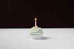 烤蛋糕点燃生日蜡烛表格孤立的黑色的背景