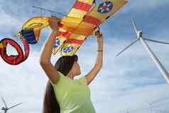 年轻的女孩玩飞机风筝风农场