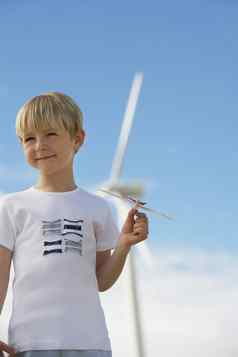 可爱的男孩玩玩具滑翔机风车农场