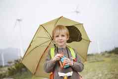 肖像男孩持有伞水瓶风农场