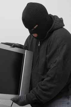 窃贼穿面具偷了电视集房子