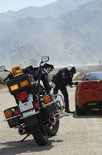 摩托车路警察男人。车背景