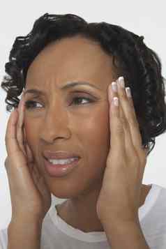 特写镜头非洲美国女人痛苦严重的头疼孤立的白色背景