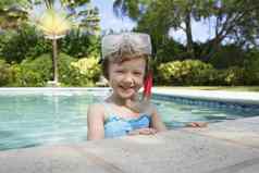 肖像可爱的女孩潜水面具通气管游泳池