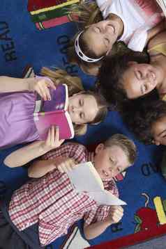 学校孩子们阅读书地板上图书馆