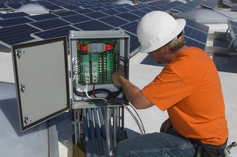 电工程师修复电盒子太阳能权力植物