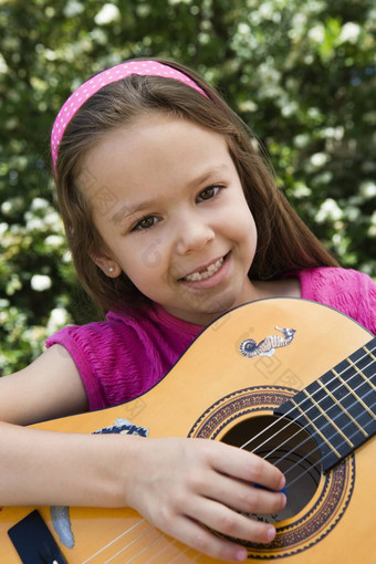 女孩玩吉他