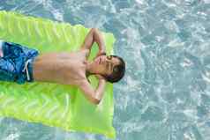 男孩浮动游泳池充气床垫