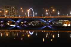 散步路桥剧院新加坡摩天观景轮晚上