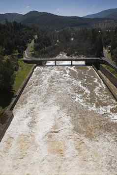 驱逐水重降雨水库桥新的guadiato河科尔多瓦安达卢西亚西班牙