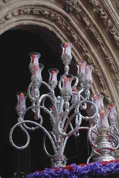 银吊灯蜡烛被称为红色的吊灯队列通过教堂西班牙