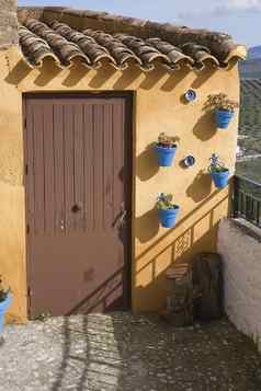传统的安达卢西亚人联排别墅装饰花锅iznajar科尔多瓦省安达卢西亚西班牙