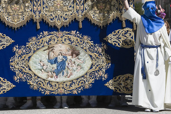 宝座维珍玛丽被称为派力奥绣花蓝色的天鹅绒黄金线程圣经场景嵌入式前面队伍神圣的周安达卢西亚西班牙