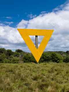 航运导航黄色的三角形标志土地