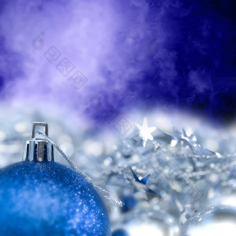 蓝色的明亮的圣诞节点缀焦点蓝色的空白