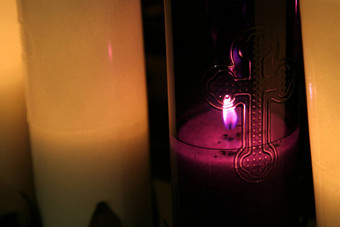 紫色的交叉蜡烛