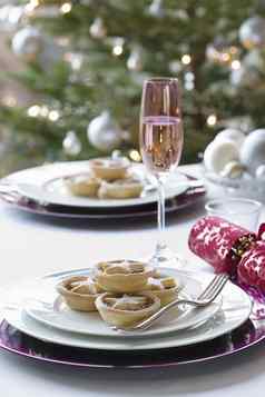 圣诞节薄脚饼干香槟长笛餐厅表格