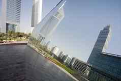 阿联酋迪拜反射镜像一块艺术作品显示迪拜国际金融中心