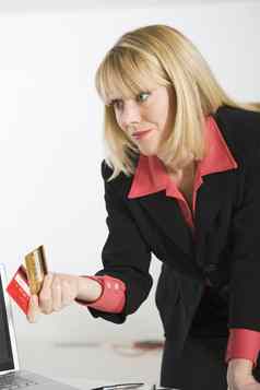 女高加索人金融顾问持有信贷卡片