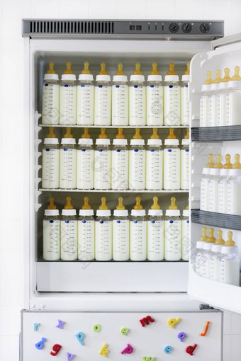 冰箱完整的婴儿瓶牛奶