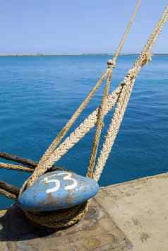 特写镜头带缆桩重责任系泊绳子码头利马索尔塞浦路斯