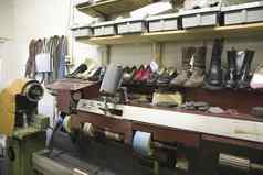 鞋子货架上传统的鞋匠车间