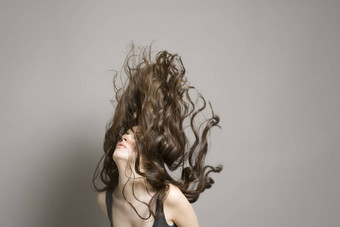 女人扔长棕色（的）波浪头发