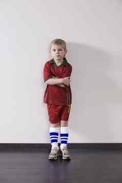 男孩穿体育服装倾斜年龄歧视墙
