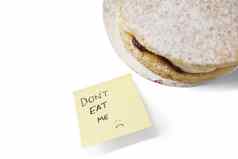 一块维多利亚海绵蛋糕“别吃我”标志黏糊糊的信纸