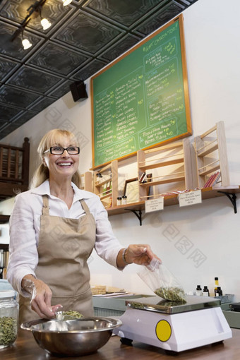 快乐高级商人测量成分重量规模香料商店