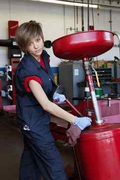 肖像年轻的机械师工作焊接设备车间