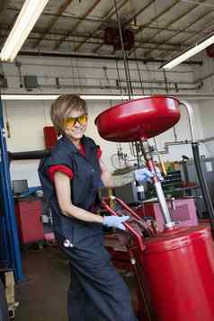 肖像快乐女机械师工作焊接设备车库