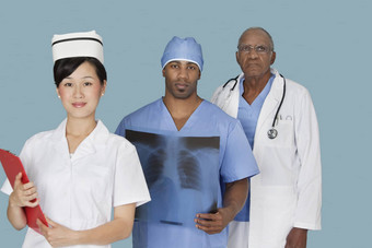 肖像多少数民族医疗专业人士光蓝色的背景