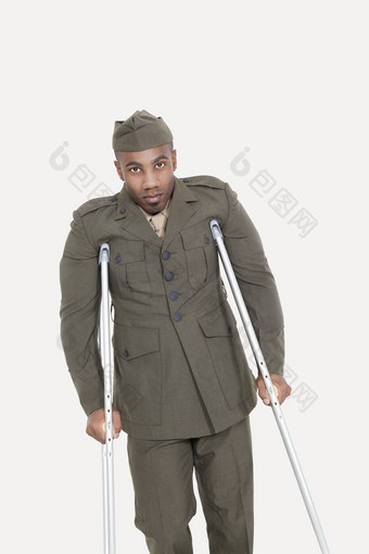 肖像非洲美国军事官拐杖灰色的背景
