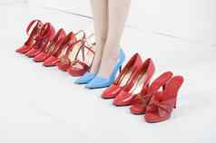 行红色的鞋子女人站蓝色的鞋子