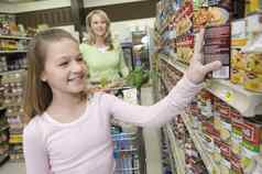 十几岁的女孩选择产品超市架子上