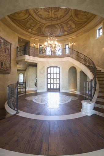 圆形入口走廊楼梯扶手宽敞的房子