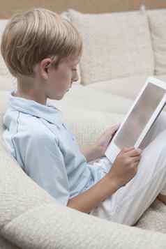 男孩读取数字书