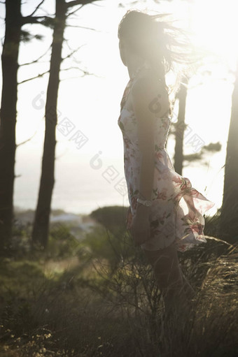 年轻的女人站夏天林地