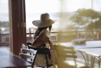 女人遮阳帽坐在运输咖啡馆