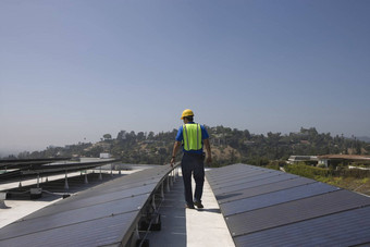 维护工人检查太阳能数组屋顶这些洛杉矶加州
