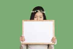 肖像年轻的女人隐藏脸空白白板绿色背景