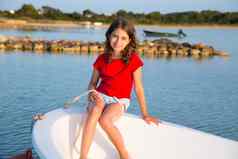 孩子女孩假装水手船弓Formentera
