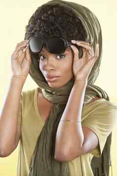 肖像非洲美国女人持有太阳镜偷了头