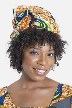 肖像非洲美国女人微笑灰色的背景