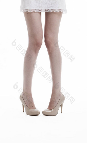 低部分年轻的女人衣服穿高高跟鞋白色背景